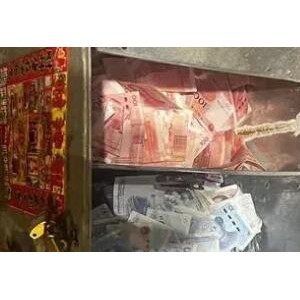 夫妻开车回家装6万现金铁箱掉路<span class=