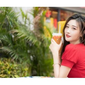 女子野生动物园下车狼悄悄靠近 网友立即按喇叭提醒女子及时<span class=